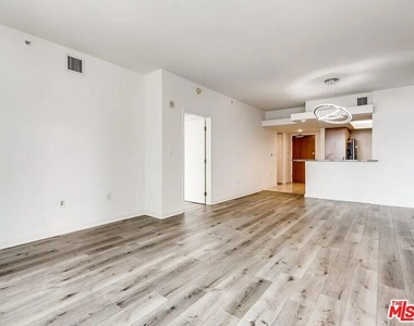 13700 Marina Pointe Drive - Photo Thumbnail 16
