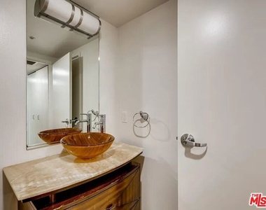 13700 Marina Pointe Drive - Photo Thumbnail 5