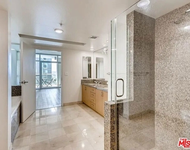 13700 Marina Pointe Drive - Photo Thumbnail 17