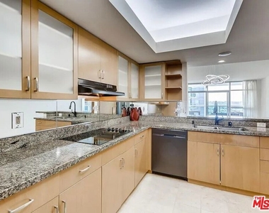 13700 Marina Pointe Drive - Photo Thumbnail 7