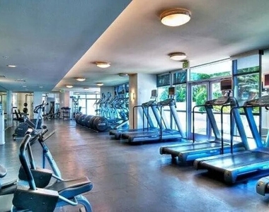 13700 Marina Pointe Drive - Photo Thumbnail 4