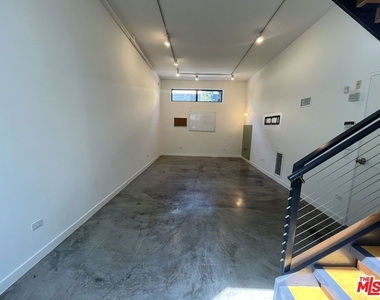 320 Indiana Avenue - Photo Thumbnail 3