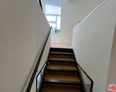320 Indiana Avenue - Photo Thumbnail 10