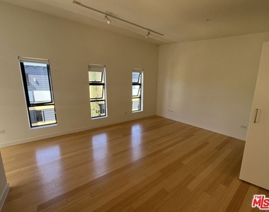 320 Indiana Avenue - Photo Thumbnail 17