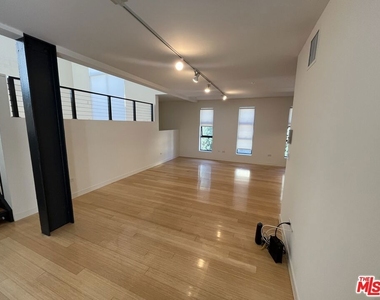 320 Indiana Avenue - Photo Thumbnail 6