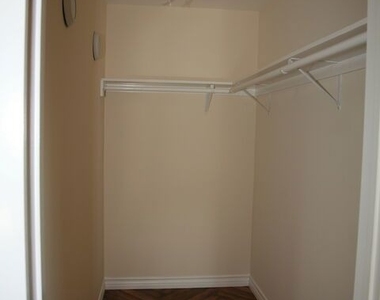 6621 Nagle Avenue - Photo Thumbnail 8