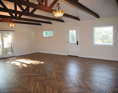 6621 Nagle Avenue - Photo Thumbnail 1