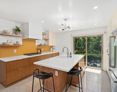 11260 Overland Avenue - Photo Thumbnail 2