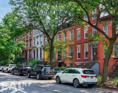 17th Street - Photo Thumbnail 2