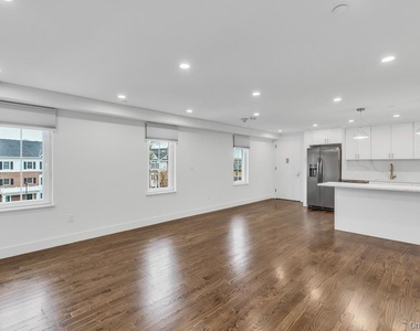 1431 Old Northern Boulevard - Photo Thumbnail 8