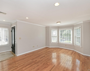 39 Nesaquake Avenue - Photo Thumbnail 4
