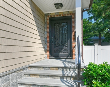 39 Nesaquake Avenue - Photo Thumbnail 2