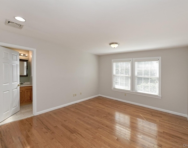 39 Nesaquake Avenue - Photo Thumbnail 12
