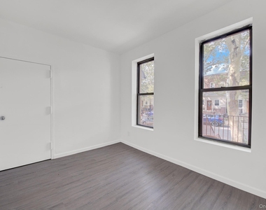 7111 68th Street - Photo Thumbnail 5