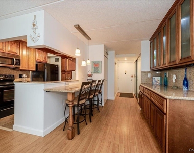 730 W Broadway - Photo Thumbnail 6