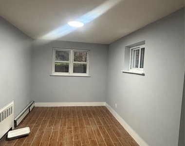 137 Woodlawn Avenue - Photo Thumbnail 2
