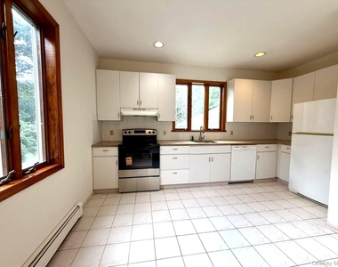 110 Baron De Hirsch Road - Photo Thumbnail 4