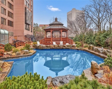 4 Martine Avenue - Photo Thumbnail 18