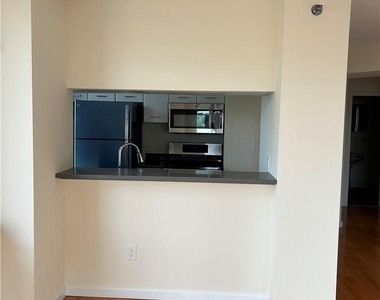 4 Martine Avenue - Photo Thumbnail 6