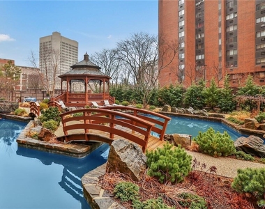 4 Martine Avenue - Photo Thumbnail 17