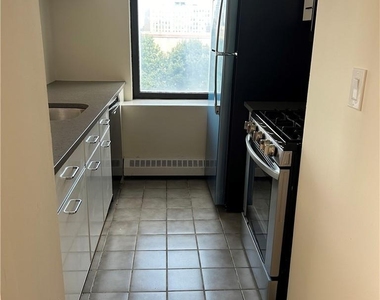4 Martine Avenue - Photo Thumbnail 7