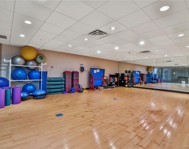 4 Martine Avenue - Photo Thumbnail 13