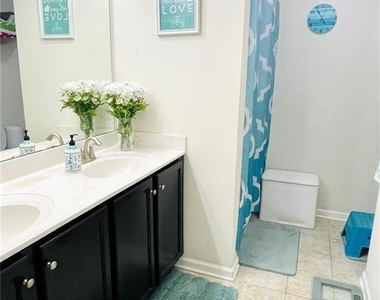 544 E Celebration Way - Photo Thumbnail 14