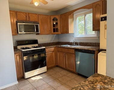 1105 N Oaks Boulevard - Photo Thumbnail 7