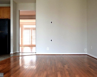 21958 Windy Oaks Square - Photo Thumbnail 5