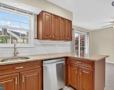 7427 Salford Court - Photo Thumbnail 15