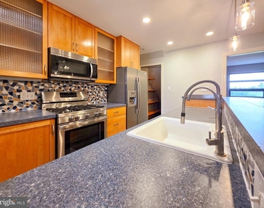 536 E Glendale Avenue - Photo Thumbnail 6