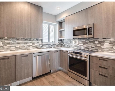 910 N 16th Street - Photo Thumbnail 2