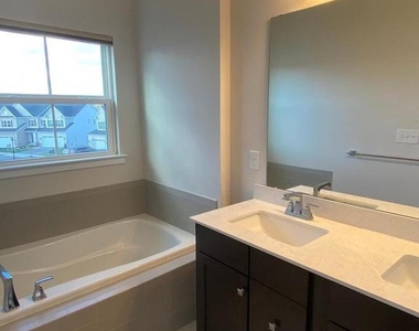 619 Holywell Drive - Photo Thumbnail 12