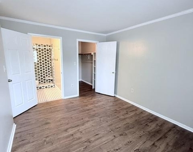 511 Ravens Crest Drive - Photo Thumbnail 12