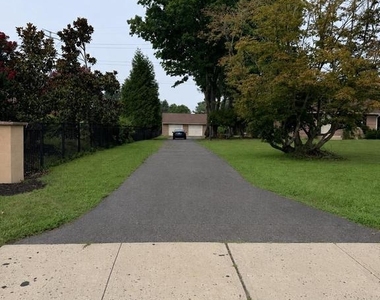 580 Village Rd W - Photo Thumbnail 2