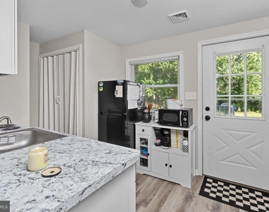 325 W Evergreen Avenue - Photo Thumbnail 11