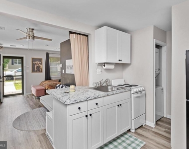 325 W Evergreen Avenue - Photo Thumbnail 12