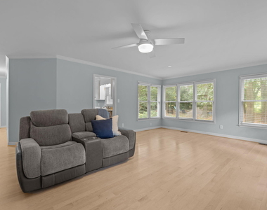 109 Oaklake Court - Photo Thumbnail 5