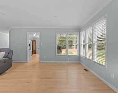 109 Oaklake Court - Photo Thumbnail 6
