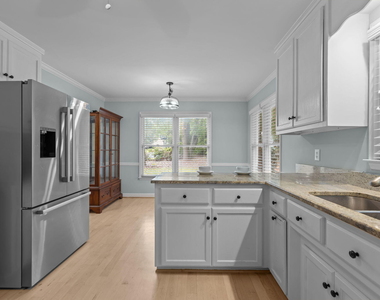 109 Oaklake Court - Photo Thumbnail 8