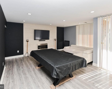 10208 Prince Place - Photo Thumbnail 1