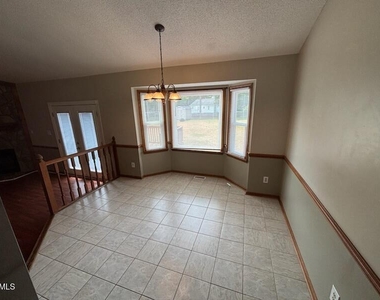 2325 Stephanie Lane - Photo Thumbnail 6
