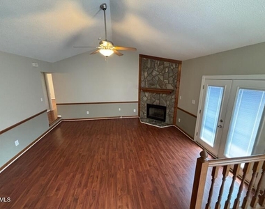 2325 Stephanie Lane - Photo Thumbnail 7