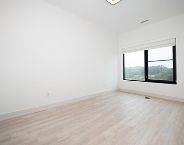 120 Mosaic Boulevard - Photo Thumbnail 8