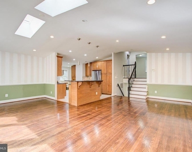 9203 Cedarcrest Drive - Photo Thumbnail 5