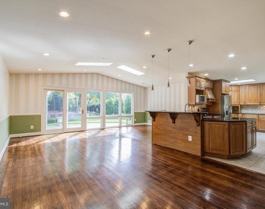 9203 Cedarcrest Drive - Photo Thumbnail 4