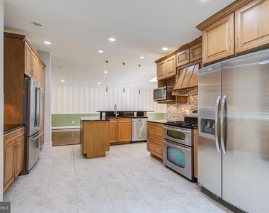 9203 Cedarcrest Drive - Photo Thumbnail 8
