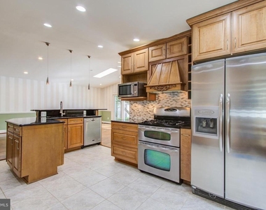 9203 Cedarcrest Drive - Photo Thumbnail 10