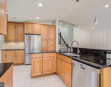 9203 Cedarcrest Drive - Photo Thumbnail 12