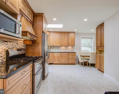 9203 Cedarcrest Drive - Photo Thumbnail 11